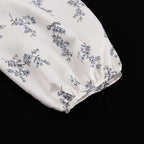 Freizeit-Zweiteiler für Damen: Modisches Set aus beigefarbenem Print, Stehkragen, Ärmeln mit Manschetten, Rüschenbluse und hoch taillierten Shorts