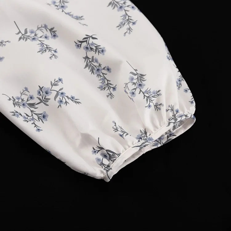 Freizeit-Zweiteiler für Damen: Modisches Set aus beigefarbenem Print, Stehkragen, Ärmeln mit Manschetten, Rüschenbluse und hoch taillierten Shorts