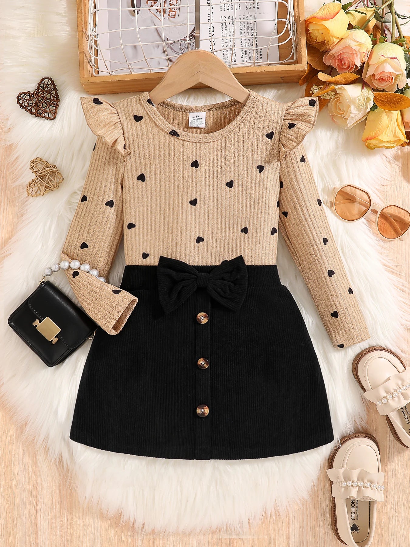 2-Piece Set for Girls in Spring and Autumn: Fashionable and Elegant Dress Set for Young Girls, Featuring a Round Neck, Ribbed Lace, Flutter Sleeves, Heart and Polka Dot Print Long-Sleeve Top + Black Skirt with Bow and Button Hauptbild