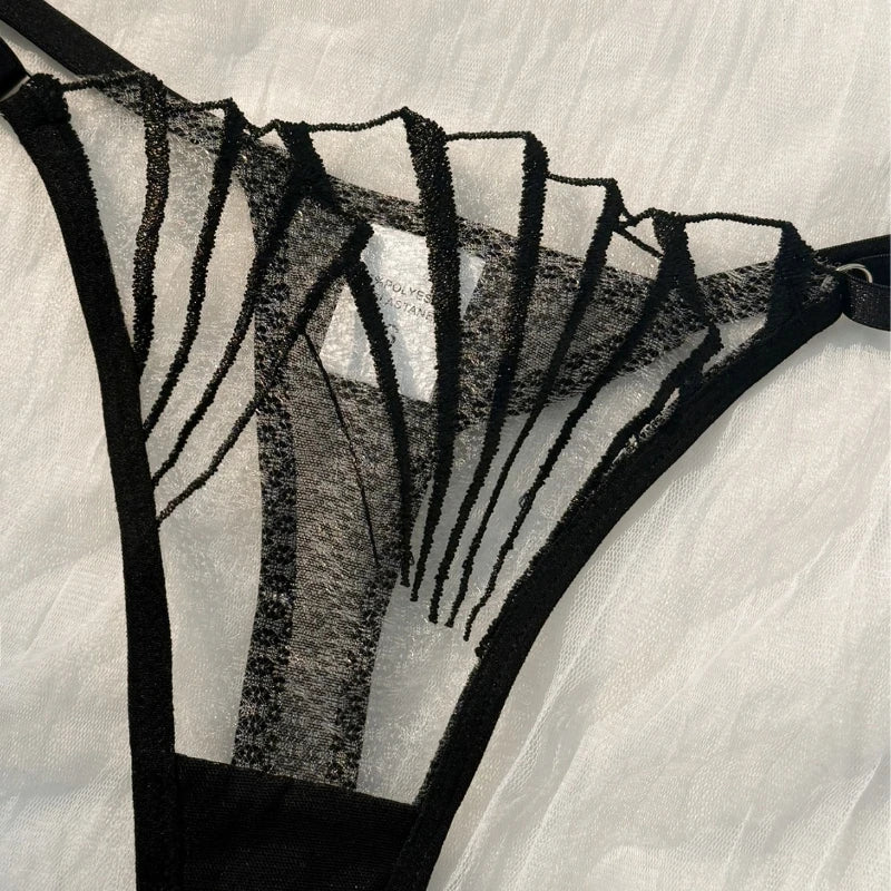 Schwarzes Dessous-Set aus Spitze – Transparenter Push-up-BH und Höschen aus Wimpernspitze mit Triangel-Cup-Design Hauptbild