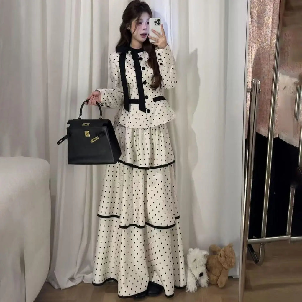 Koreanische Mode Elegantes beiges Polka-Dot-Damen-Set Langarm-Ein-Knopf-Oberteil Hohe Taille A-Linie Rüschen-Stufenrock 2-teilig