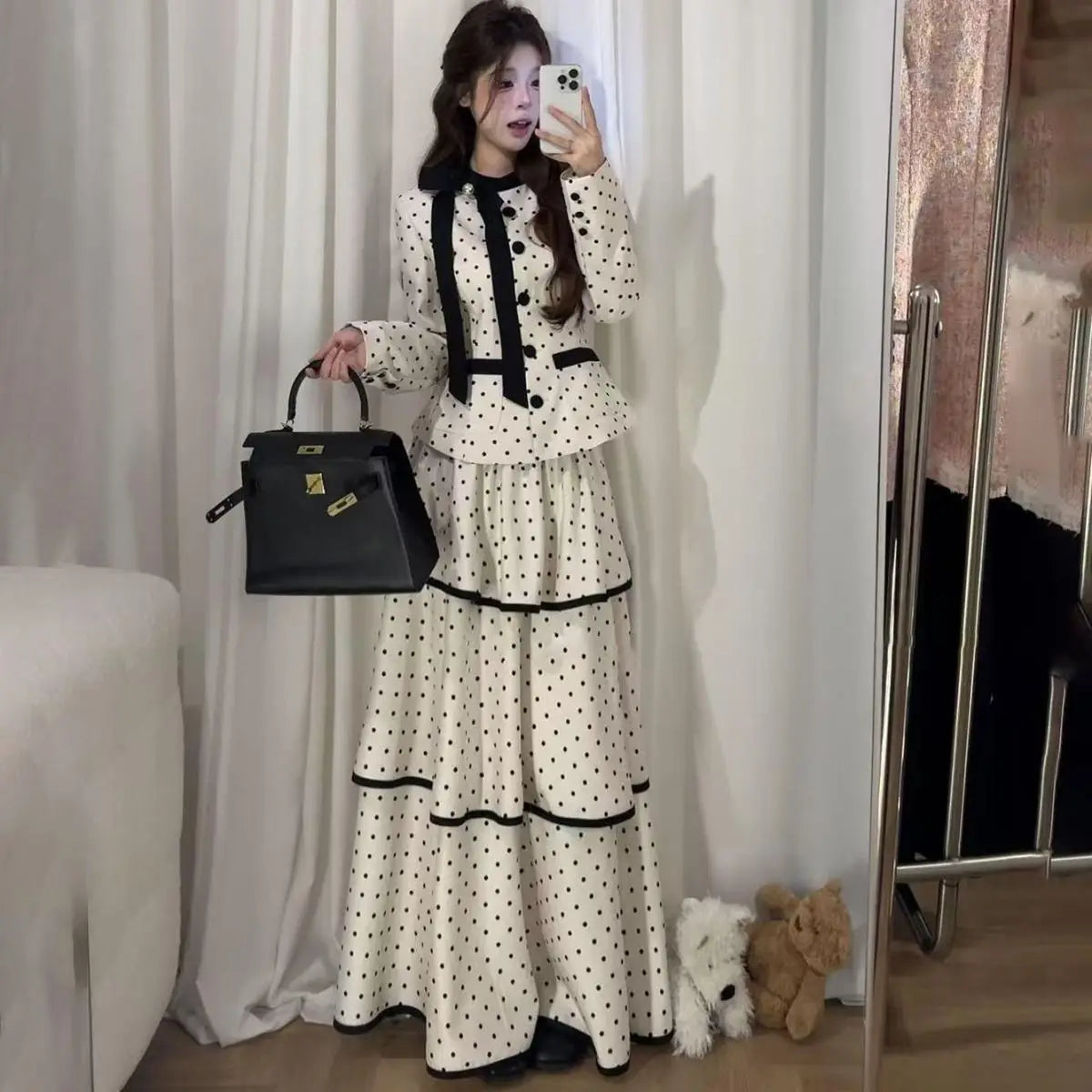 Koreanische Mode Elegantes beiges Polka-Dot-Damen-Set Langarm-Ein-Knopf-Oberteil Hohe Taille A-Linie Rüschen-Stufenrock 2-teilig