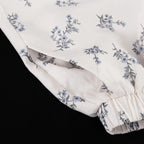 Freizeit-Zweiteiler für Damen: Modisches Set aus beigefarbenem Print, Stehkragen, Ärmeln mit Manschetten, Rüschenbluse und hoch taillierten Shorts