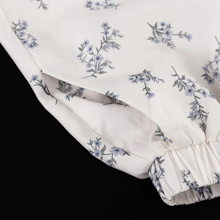 Freizeit-Zweiteiler für Damen: Modisches Set aus beigefarbenem Print, Stehkragen, Ärmeln mit Manschetten, Rüschenbluse und hoch taillierten Shorts