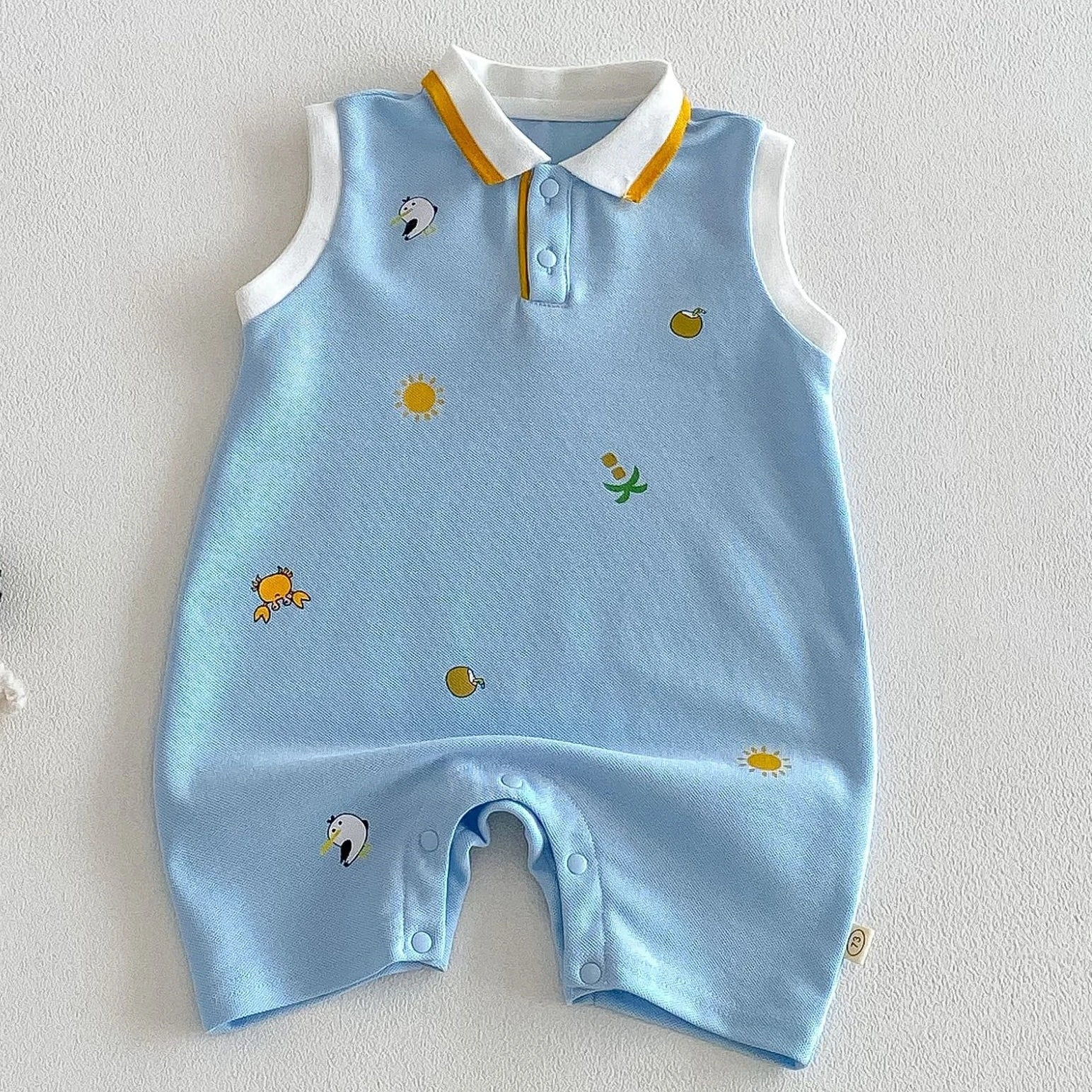 2026 Neue Sommer-Babykleidung 0-2 Jahre Cartoon-Print Ärmelloser Polo-Strampler Atmungsaktives Mesh-Gewebe mit Knopfleiste und Druckknopfverschluss