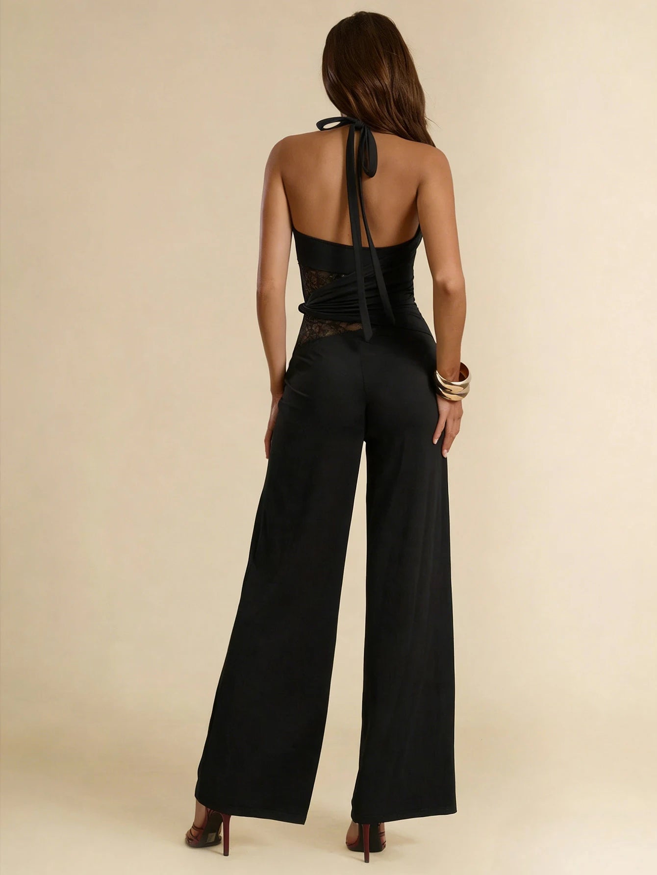 Damen Schwarzer sexy Neckholder-Jumpsuit Ärmelloser V-Ausschnitt Spitzen-Panel Tailliert Weiter Bein Romper Mode Frühling Sommer Party Jumpsuit Zweitbild