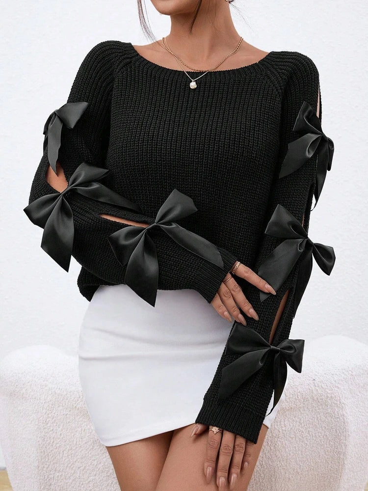 Modischer Strickpullover mit Schleifendetails, durchbrochenen Raglanärmeln und Rundhalsausschnitt im minimalistischen Stil