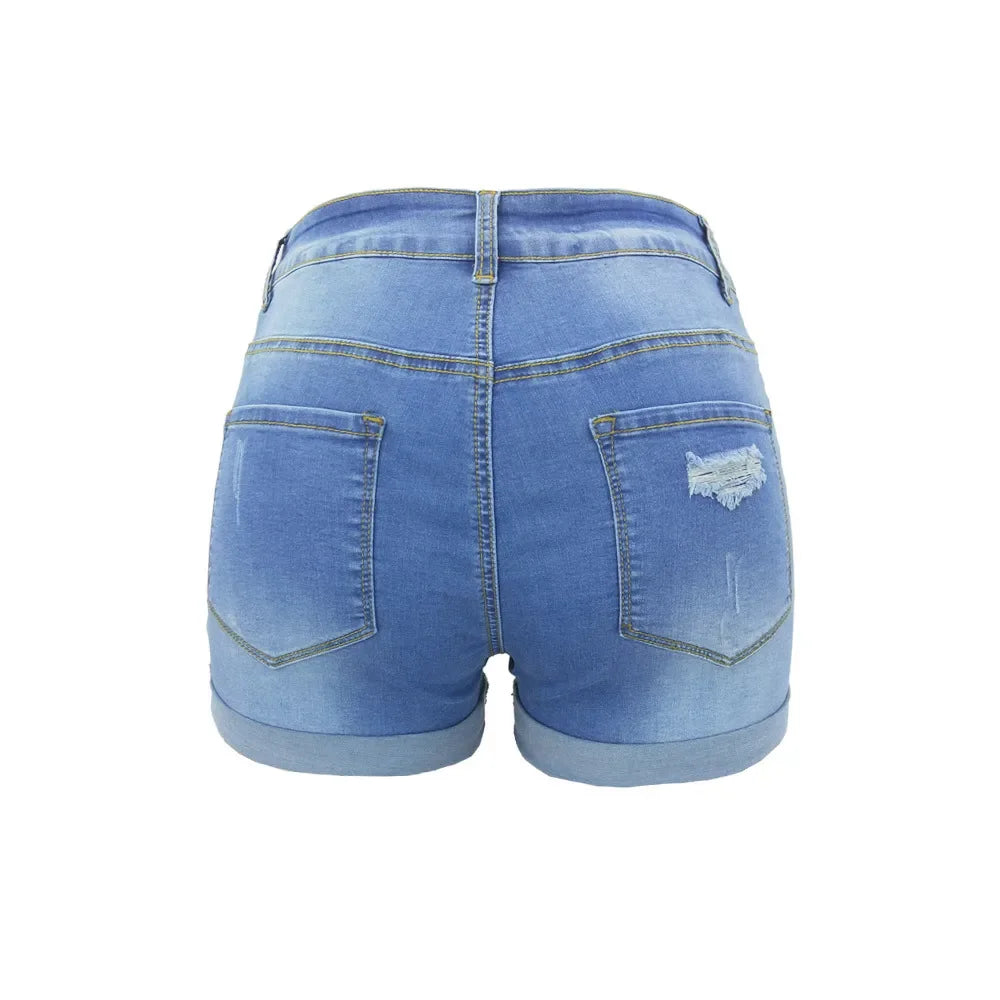 Kurze Jeansshorts mit mittlerer Taille und Rissen. Bequeme kurze Jeans im neuen Stil personalisierter Streetfashion für Damen im Sommer