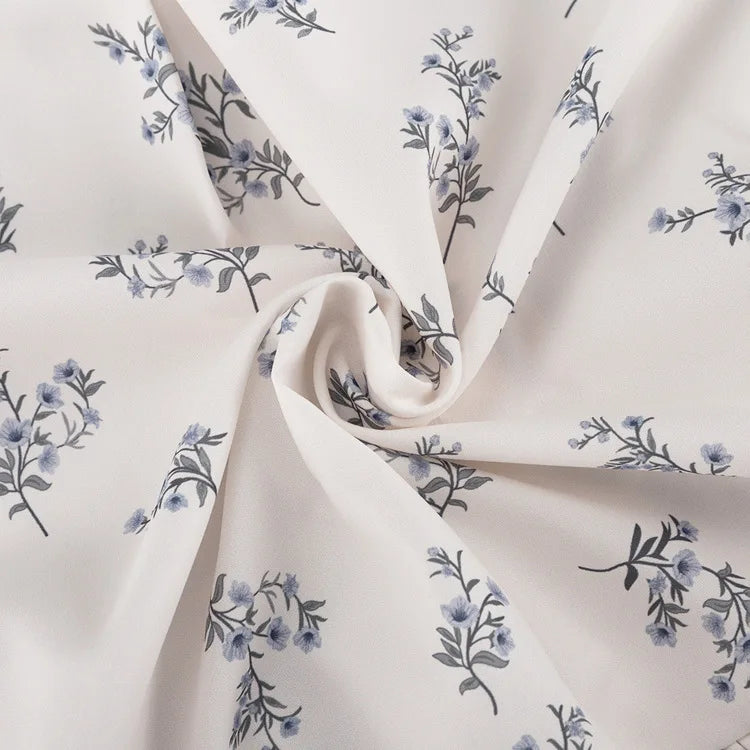 Freizeit-Zweiteiler für Damen: Modisches Set aus beigefarbenem Print, Stehkragen, Ärmeln mit Manschetten, Rüschenbluse und hoch taillierten Shorts
