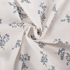 Freizeit-Zweiteiler für Damen: Modisches Set aus beigefarbenem Print, Stehkragen, Ärmeln mit Manschetten, Rüschenbluse und hoch taillierten Shorts