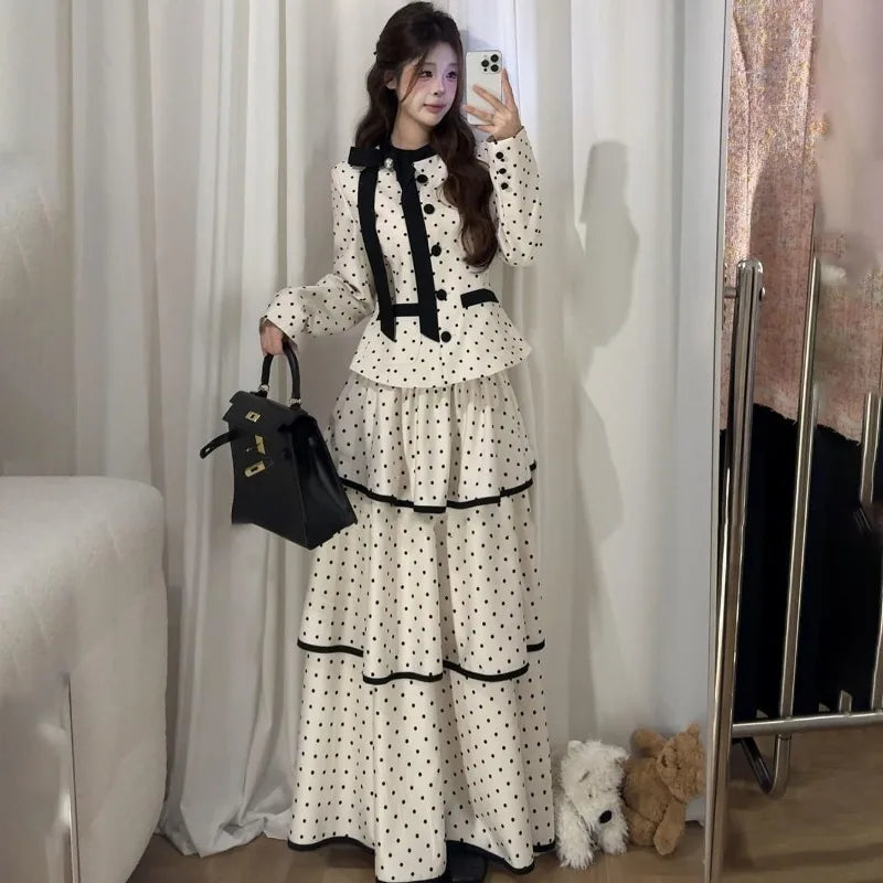 Koreanische Mode Elegantes beiges Polka-Dot-Damen-Set Langarm-Ein-Knopf-Oberteil Hohe Taille A-Linie Rüschen-Stufenrock 2-teilig Hauptbild