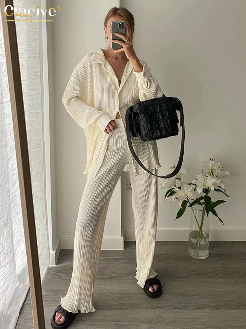 Clacive Lässiger locker sitzender Hausanzug Herbst Langarmbluse mit High-Waist-Hose Set Damen Elegantes plissiertes beiges 2-teiliges Hosenset