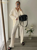 Clacive Lässiger locker sitzender Hausanzug Herbst Langarmbluse mit High-Waist-Hose Set Damen Elegantes plissiertes beiges 2-teiliges Hosenset