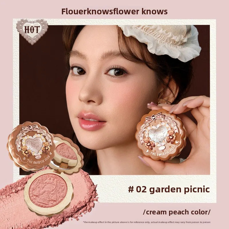 Flower Knows The Sweetie Bear Collection Satin geprägtes Rouge Langanhaltend Matt Aufhellend Natürlich aufhellende Gesichtskosmetik 5g